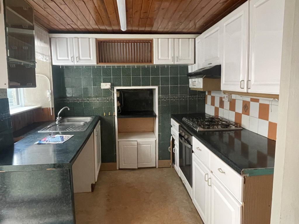 Lot: 153 - TERRACE PROPERTY FOR IMPROVEMENT - Kitchen